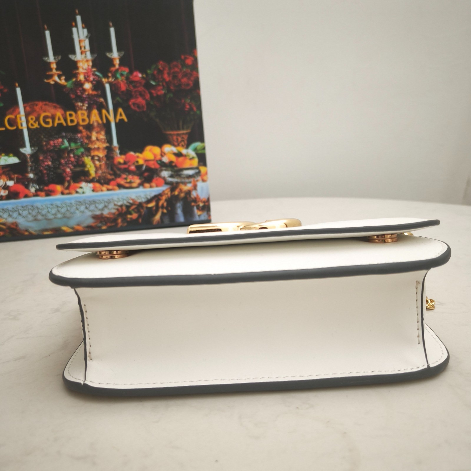 𝑫𝒐𝒍𝒄𝒆 & 𝑮𝒂𝒃𝒃𝒂𝒏𝒂 DG Leather Top Handle Chain Bag