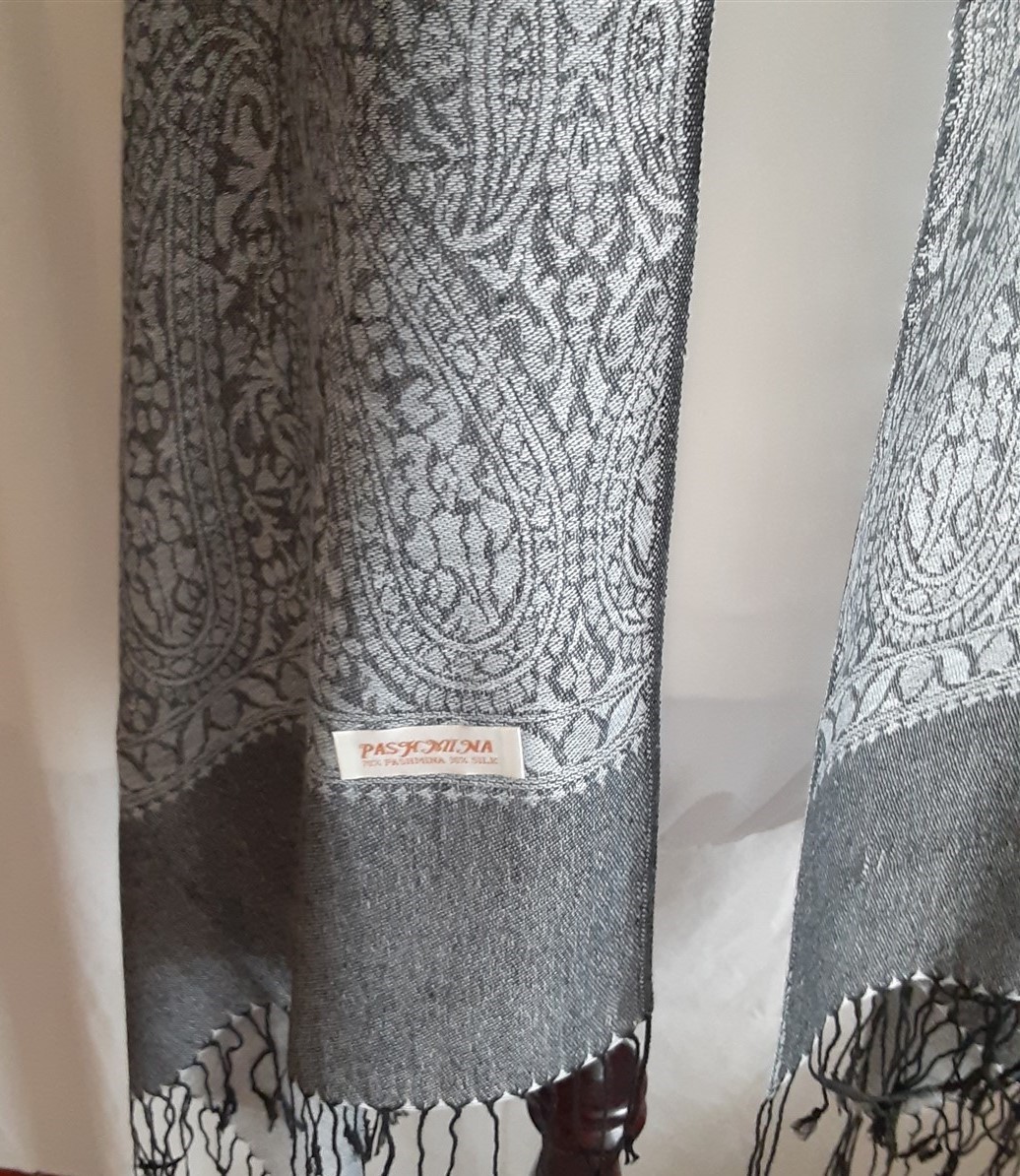Shawl Wrap Pashmina Silk Blend Gray w/ Paisley Border Fringed 28″ x 80″ New