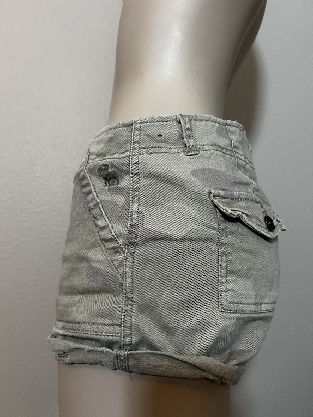 Abercrombie & Fitch Women’s Gray Camo Cargo Shorts 00 (24in) Cotton Mid Rise