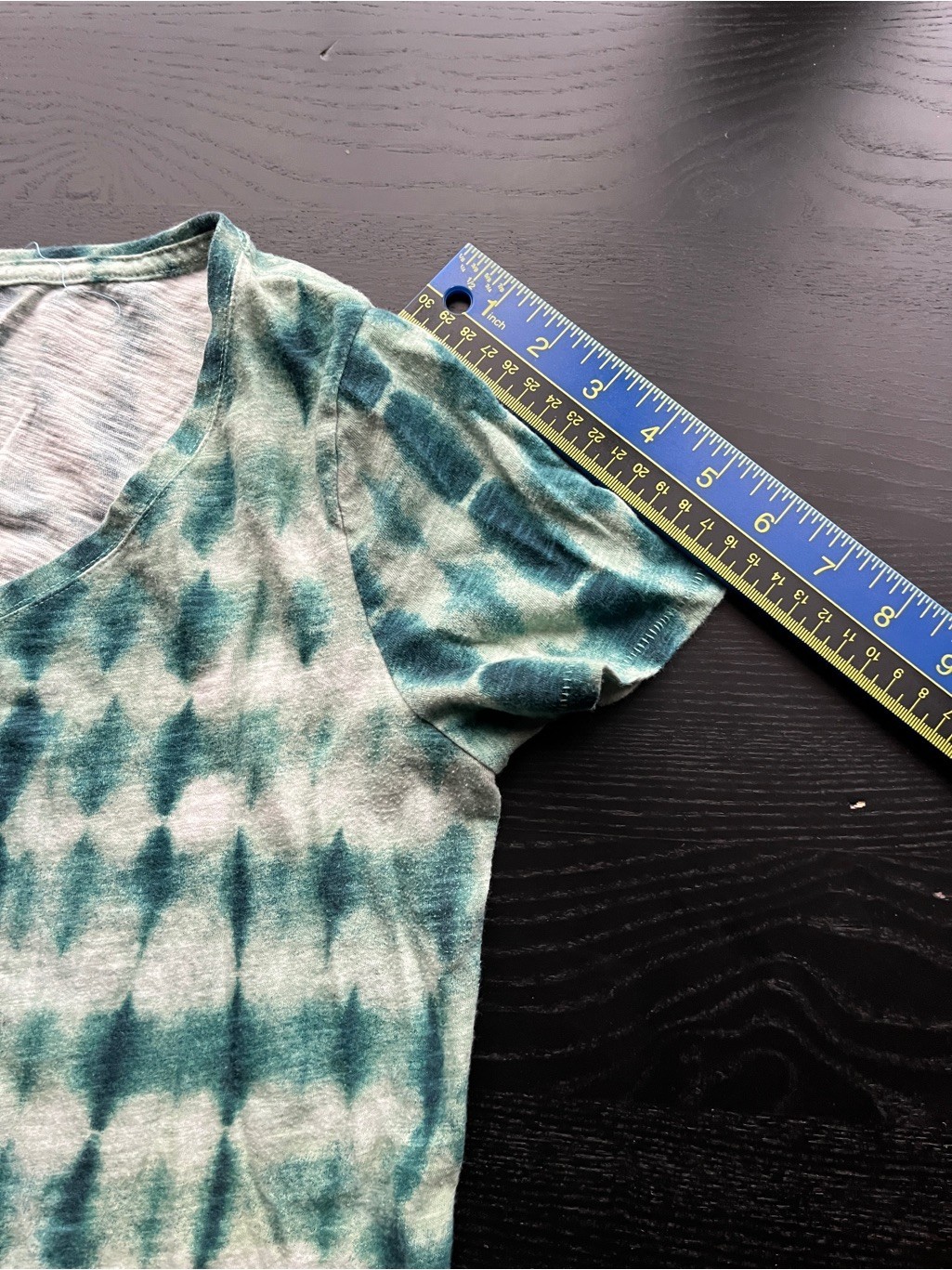 Tie-Dye Sonoma V-Neck Everyday Tee Size S Green & White, Curved High-Low Hem