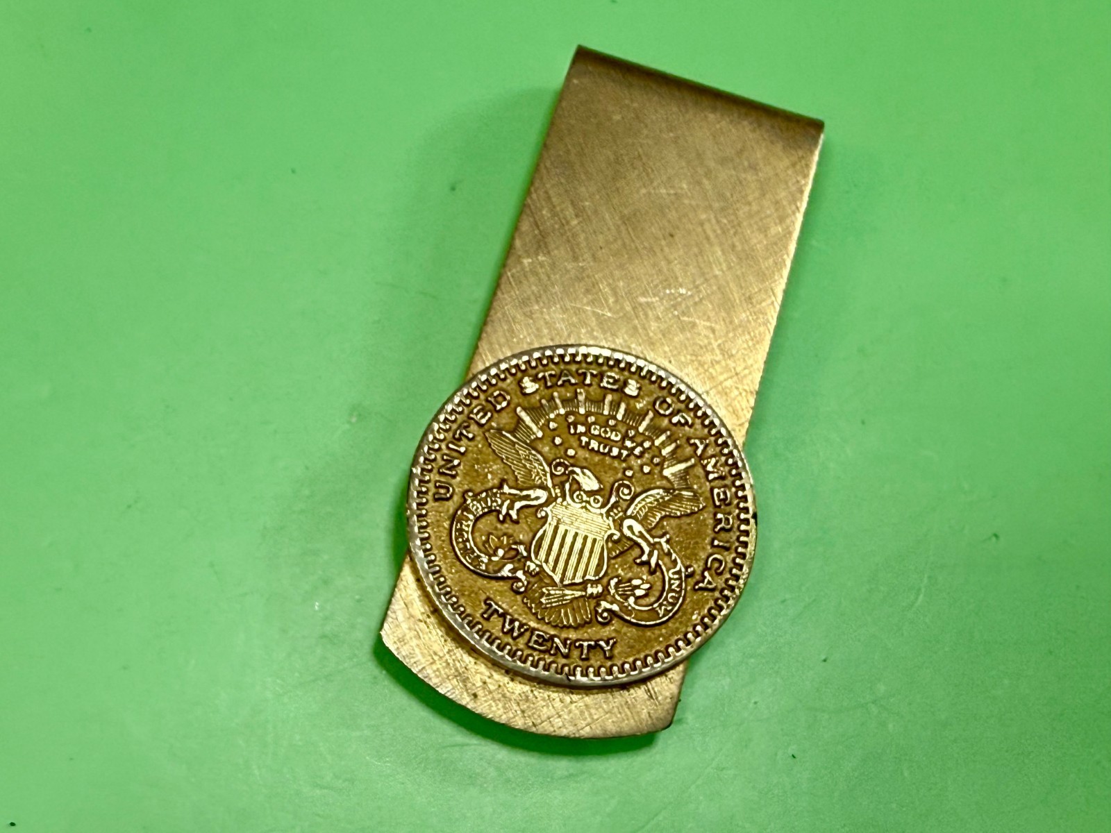 United States of America $20 Novelty Coin – Vintage Gold Tone Money Clip