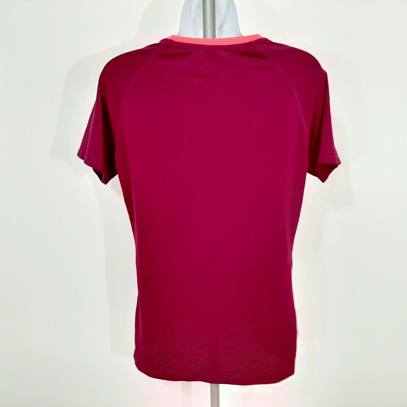 Under Armour Fitted Women’s Athletic T-shirt Size Medium Purple TA1