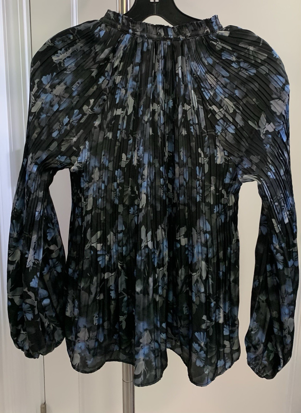 Ellie Tahari Top Stretchy XS -Dress Up Or Down (can Fit Up To Medium)