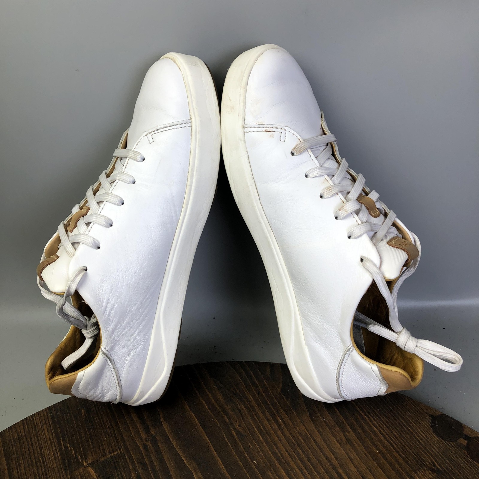 OluKai Lae’ahi Li ‘Ili Shoes Mens Size 9.5 White Leather Casual Comfort Sneakers