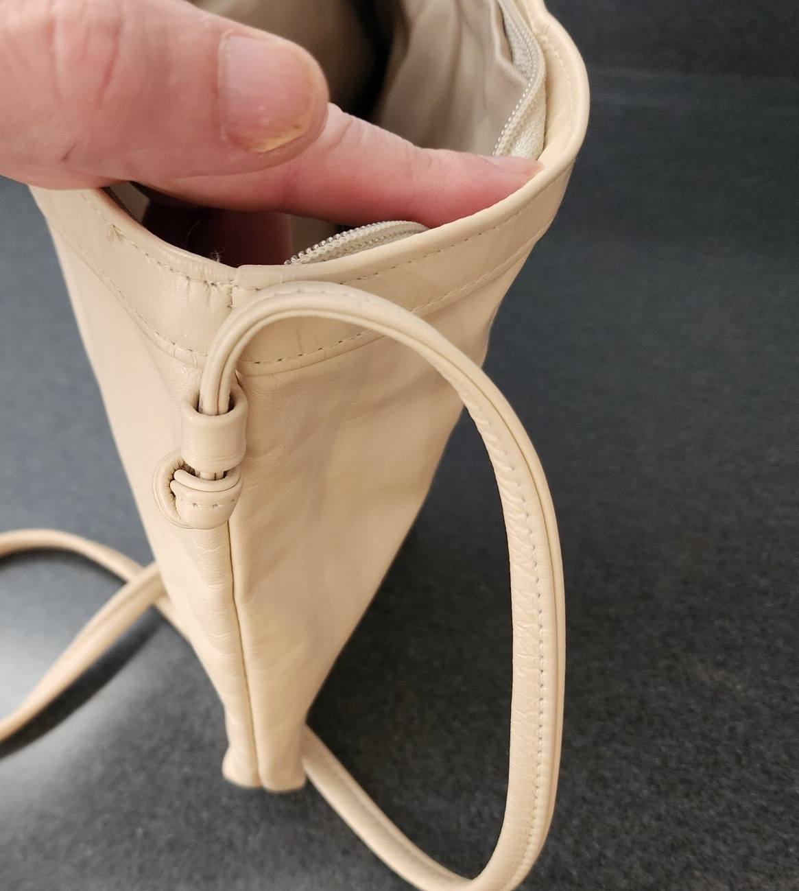 VTG Snake Skin Crossbody Bag Beige 1 Zipper Pocket 10″ wide 4.8 ounces