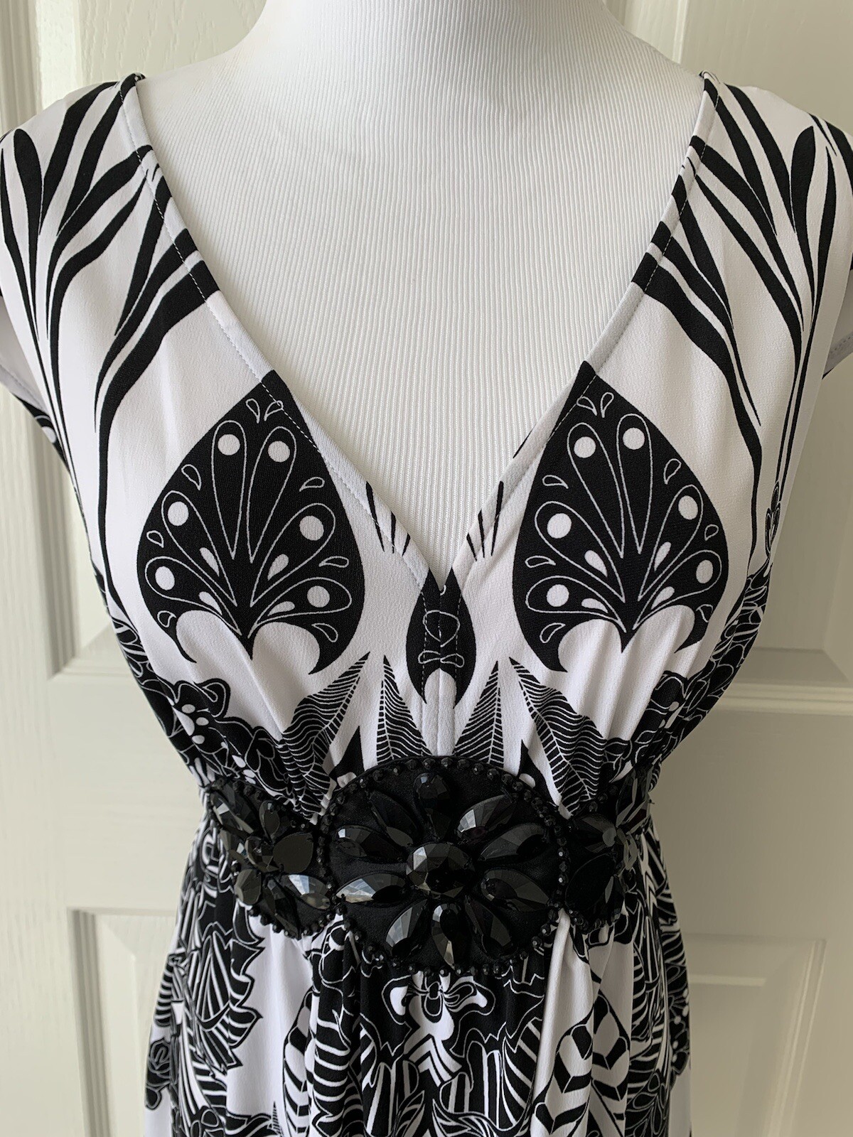 ECI LOVELY BEADED BLACK WHITE TIE BACK POLYESTER SPANDEX KNIT TOP – SIZE L