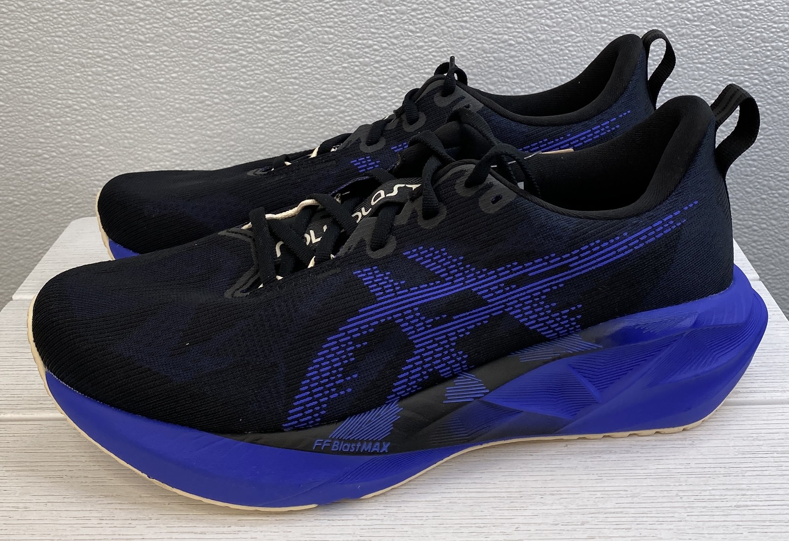 Asics Novablast 5 Men’s Size 10 Wide Black/Cobalt Burst Mesh Running Sneakers