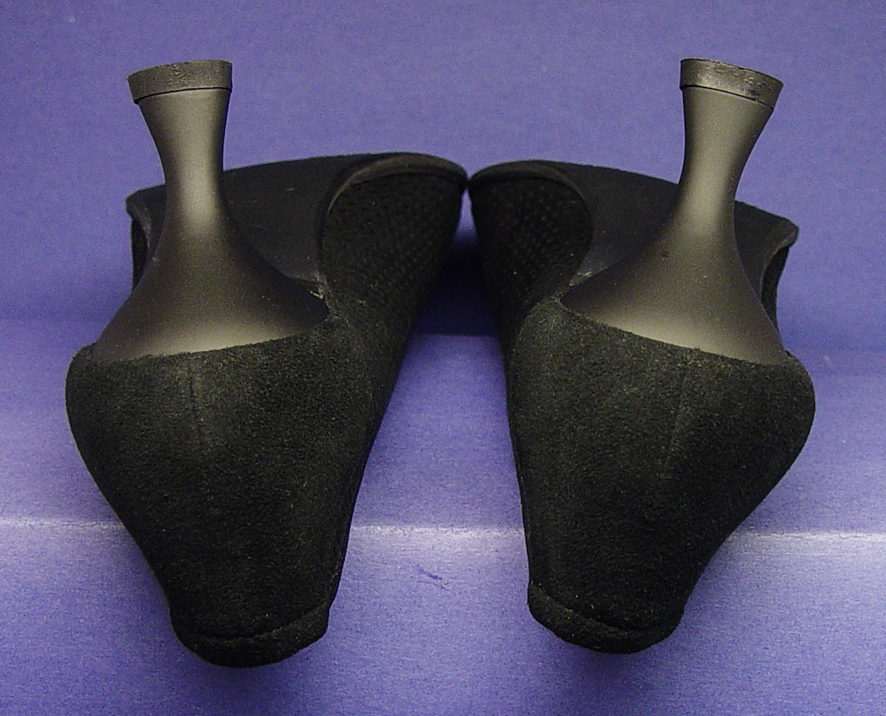STUART WEITZMAN MADE IN SPAIN 8M PERFORATED SUEDE 2.5″ PUMPS PRISTINE CONDITION