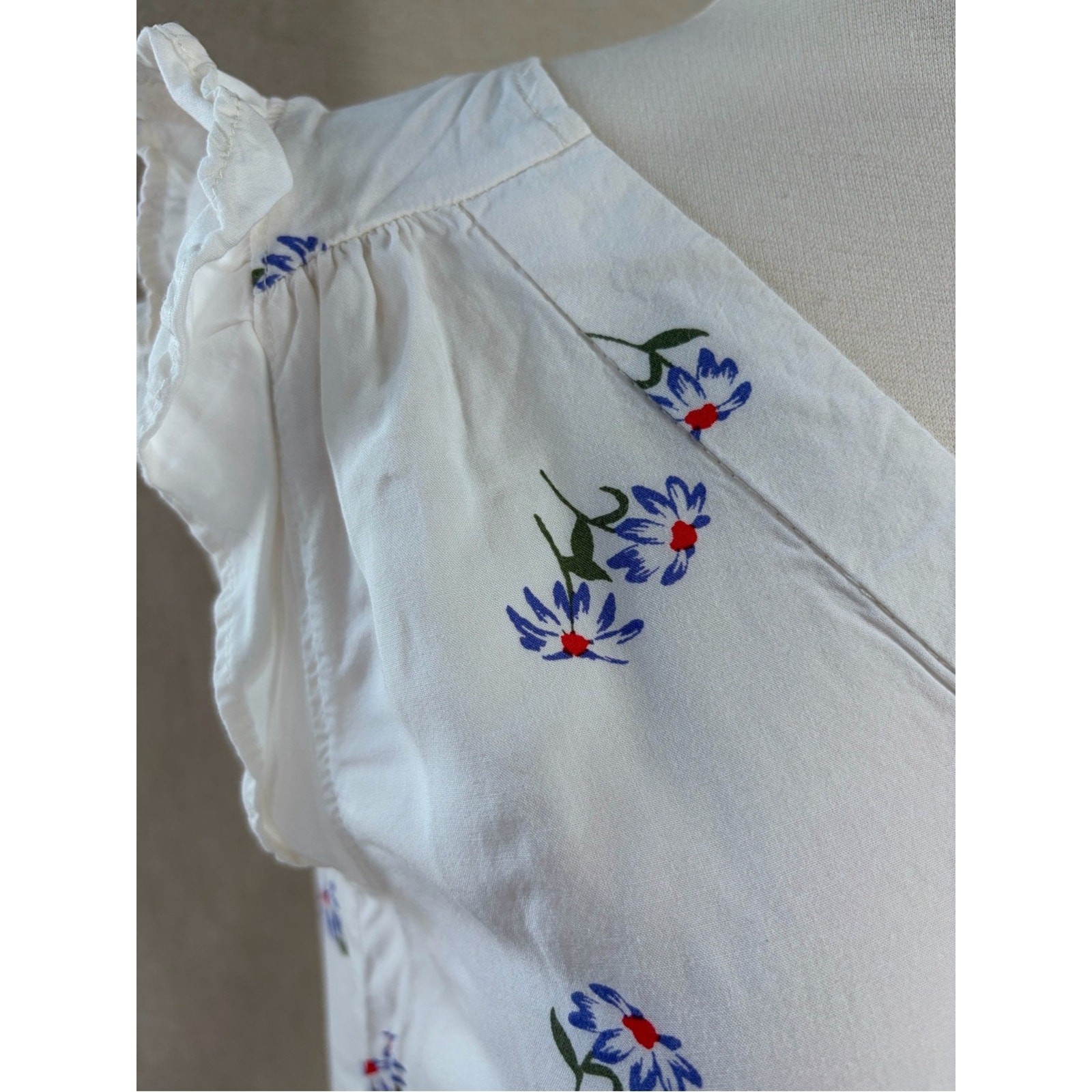 Old Navy White Floral V-Neck Ruffle Cap Sleeve Camisole size xs