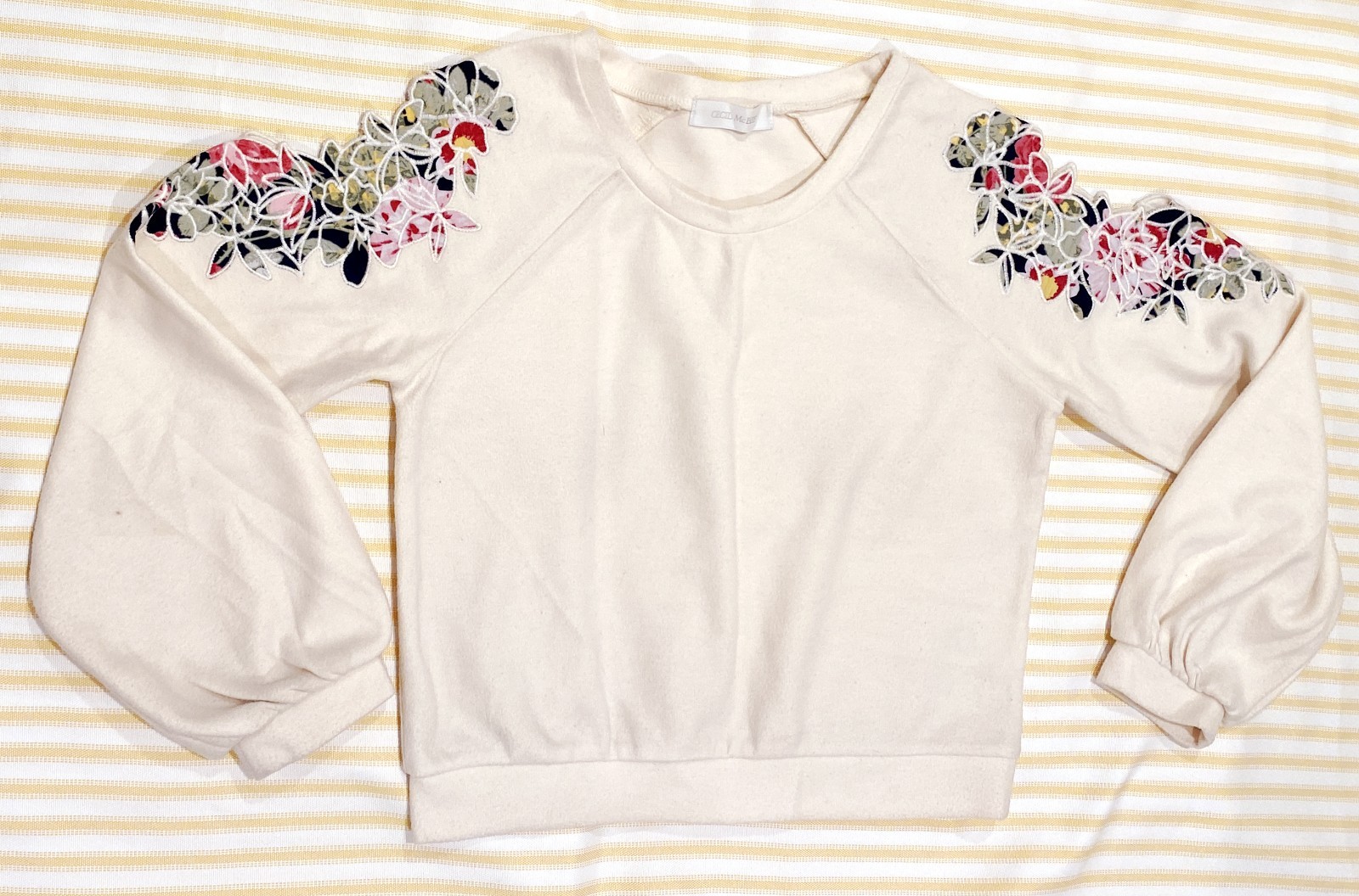 CECIL MCBEE Cream Crop Sweater Top Floral Accent Short Jumper Hime GYARU JAPAN
