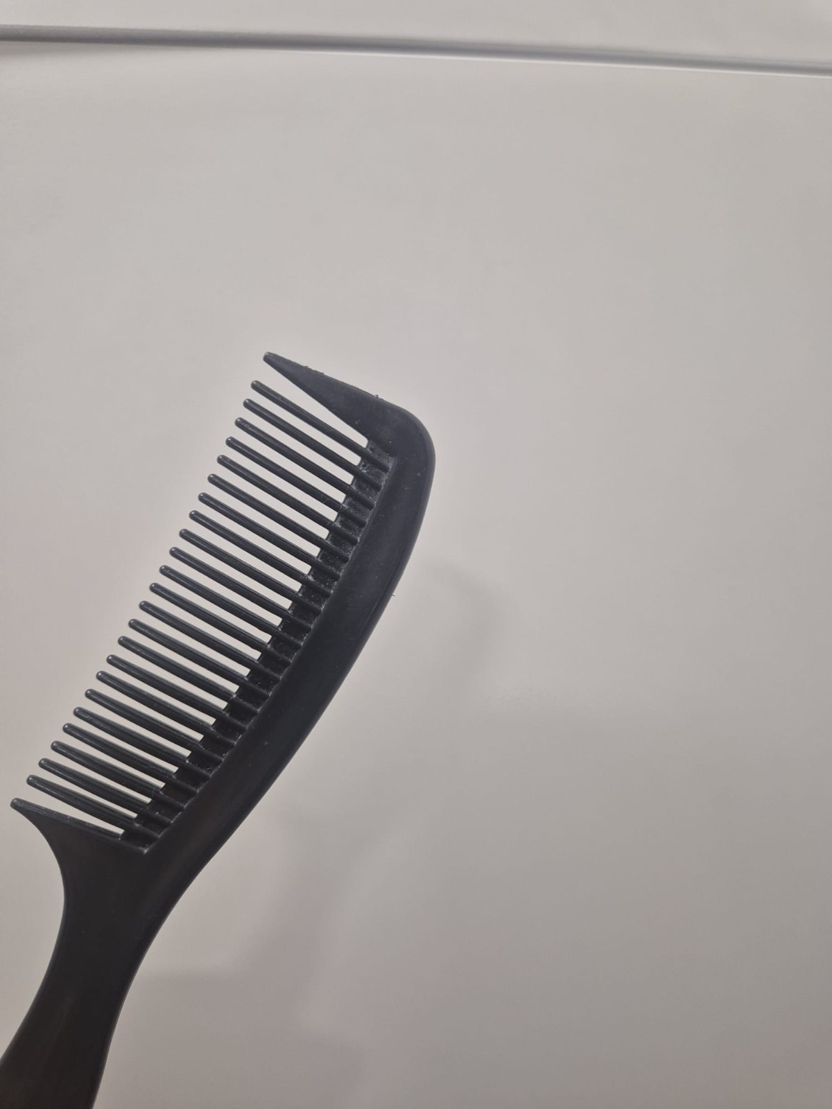 Used Professional Black Hair Comb – Durable Styling Tool for Salon & Home Use