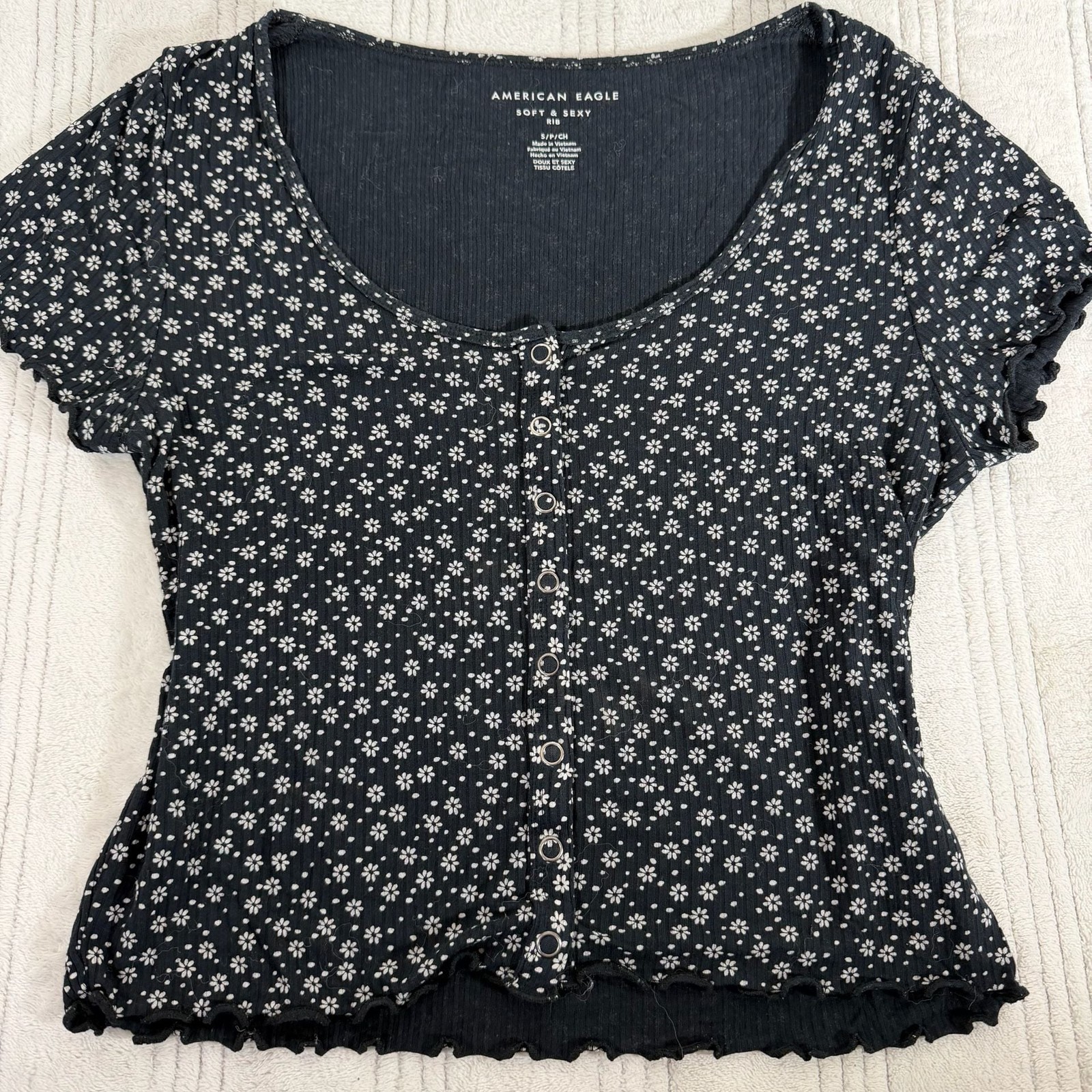 American Eagle Soft & Sexy Ribbed Black Floral Button-Front Lettuce Edge Baby Te