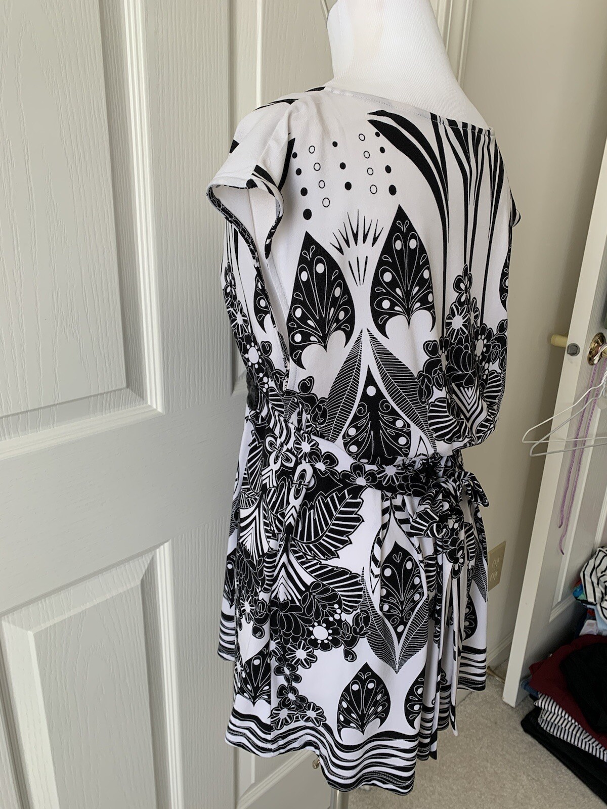 ECI LOVELY BEADED BLACK WHITE TIE BACK POLYESTER SPANDEX KNIT TOP – SIZE L