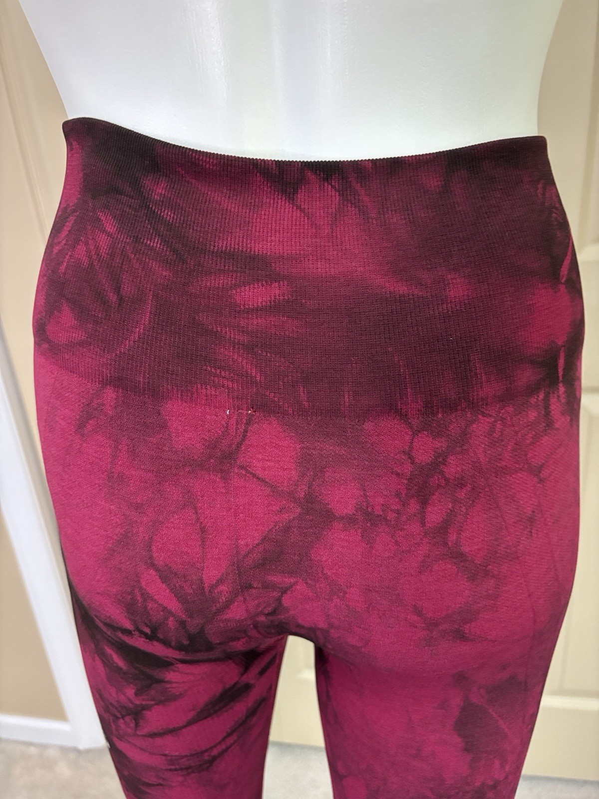 Lululemon Women’s In the Flow II Leggings Size 4 Wineberry Tie Dye Logo Accent