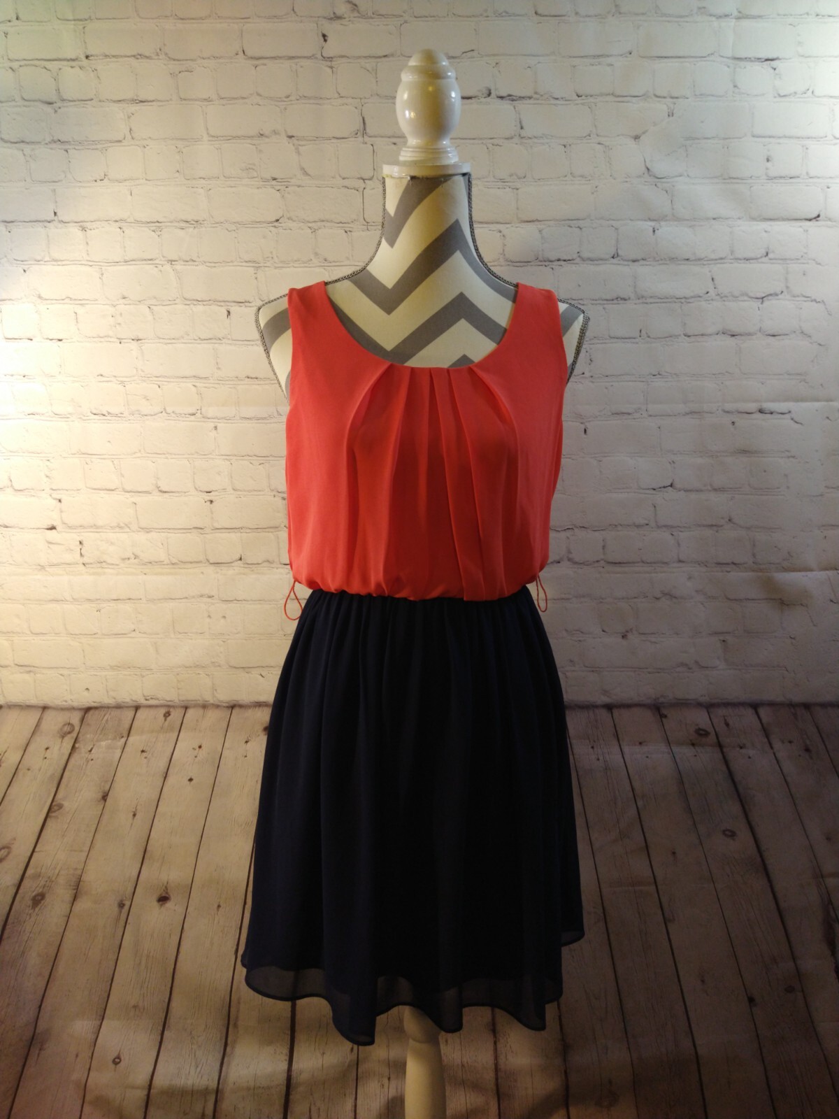 NWT women’s BUYER CALIFORNIA coral & navy blue SUMMER mini DRESS – size MED