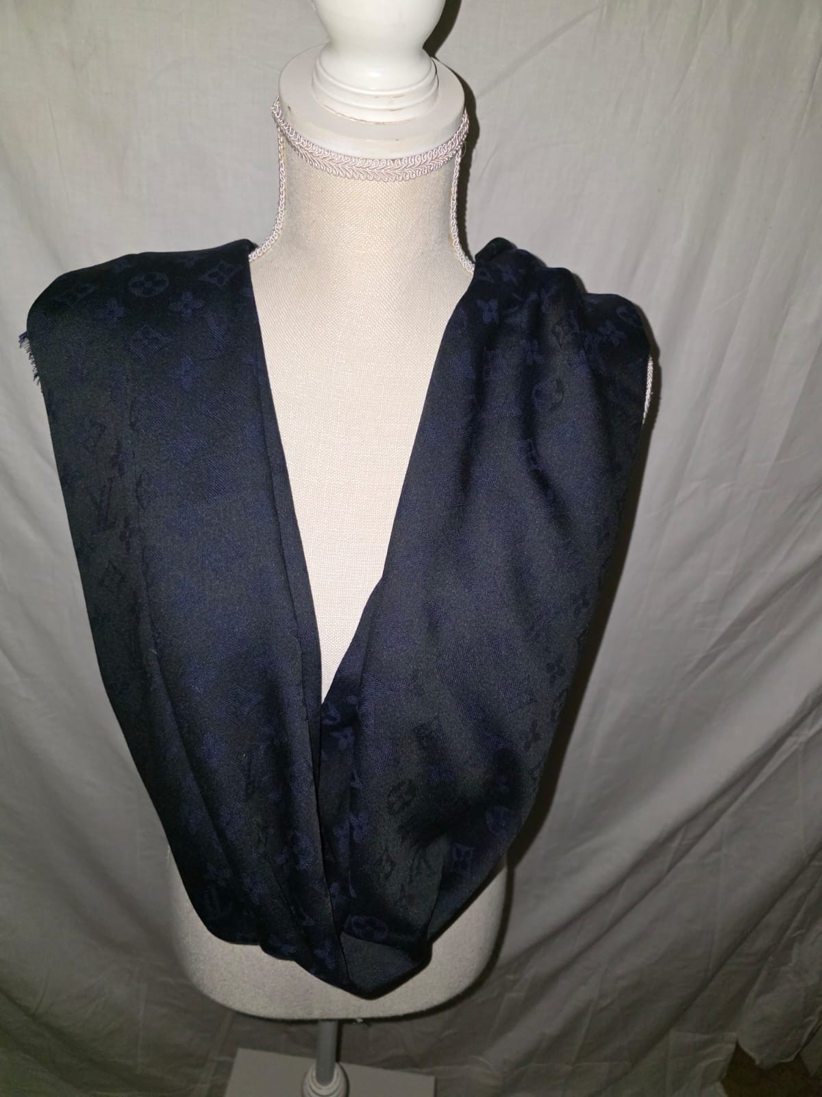 100% Authentic Louis Vuitton Scarf Shawl 60% Silk 40% Wool Baby Pink Pre-Owned