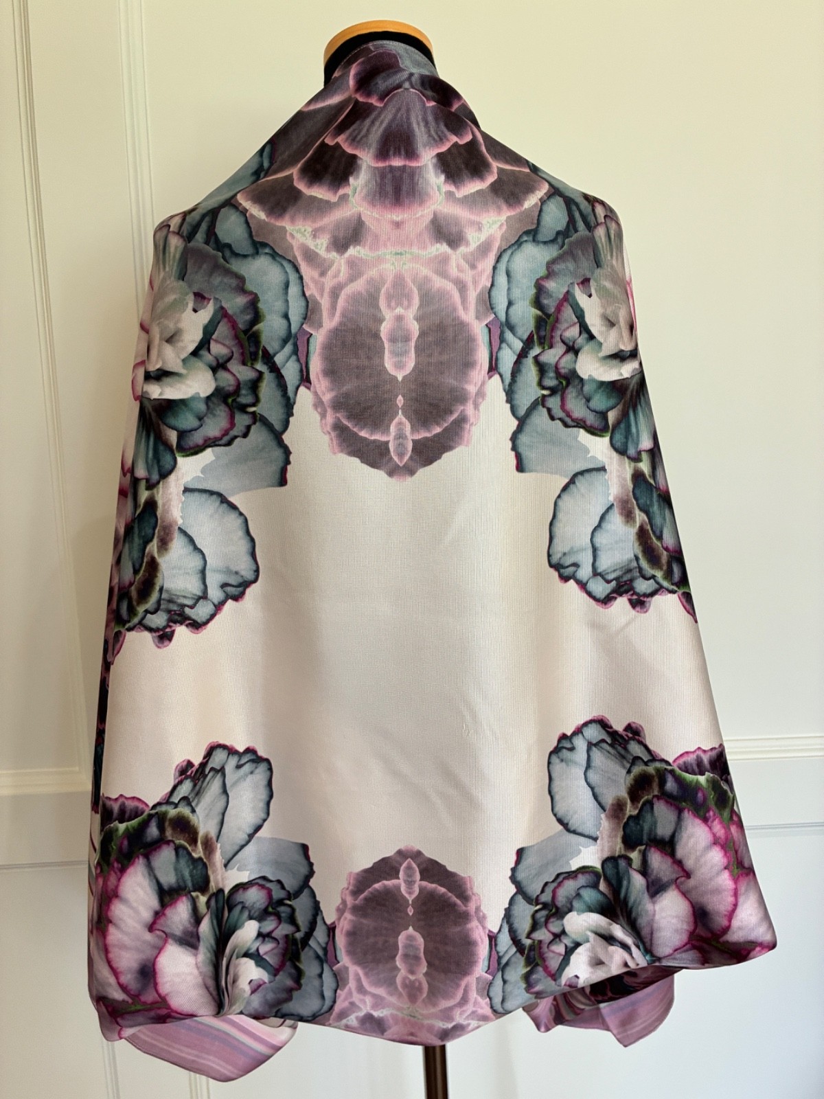 Ted Baker silk shawl/cape/cocoon/shrug/scarf pink background *lovely* accessory