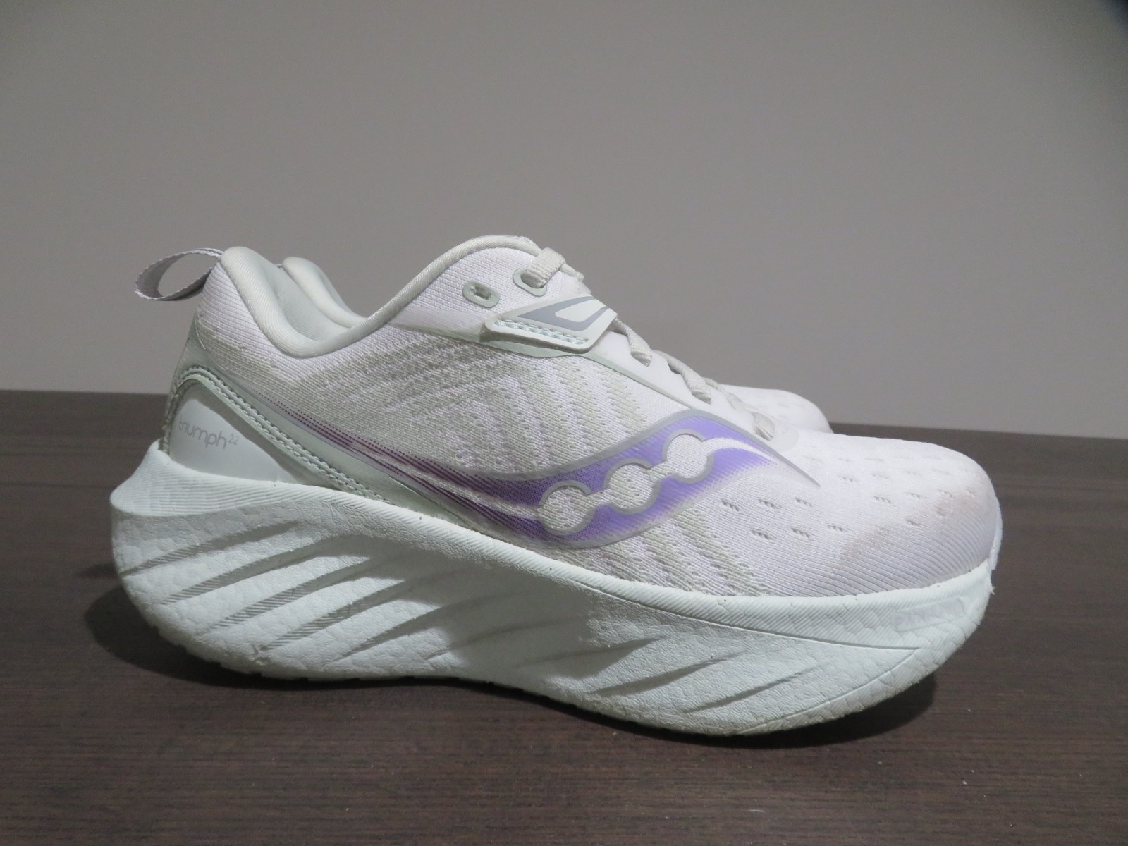 Saucony Triumph 22 Womens 5 Wide Shoes White Running Walking Sneaker S10965-245