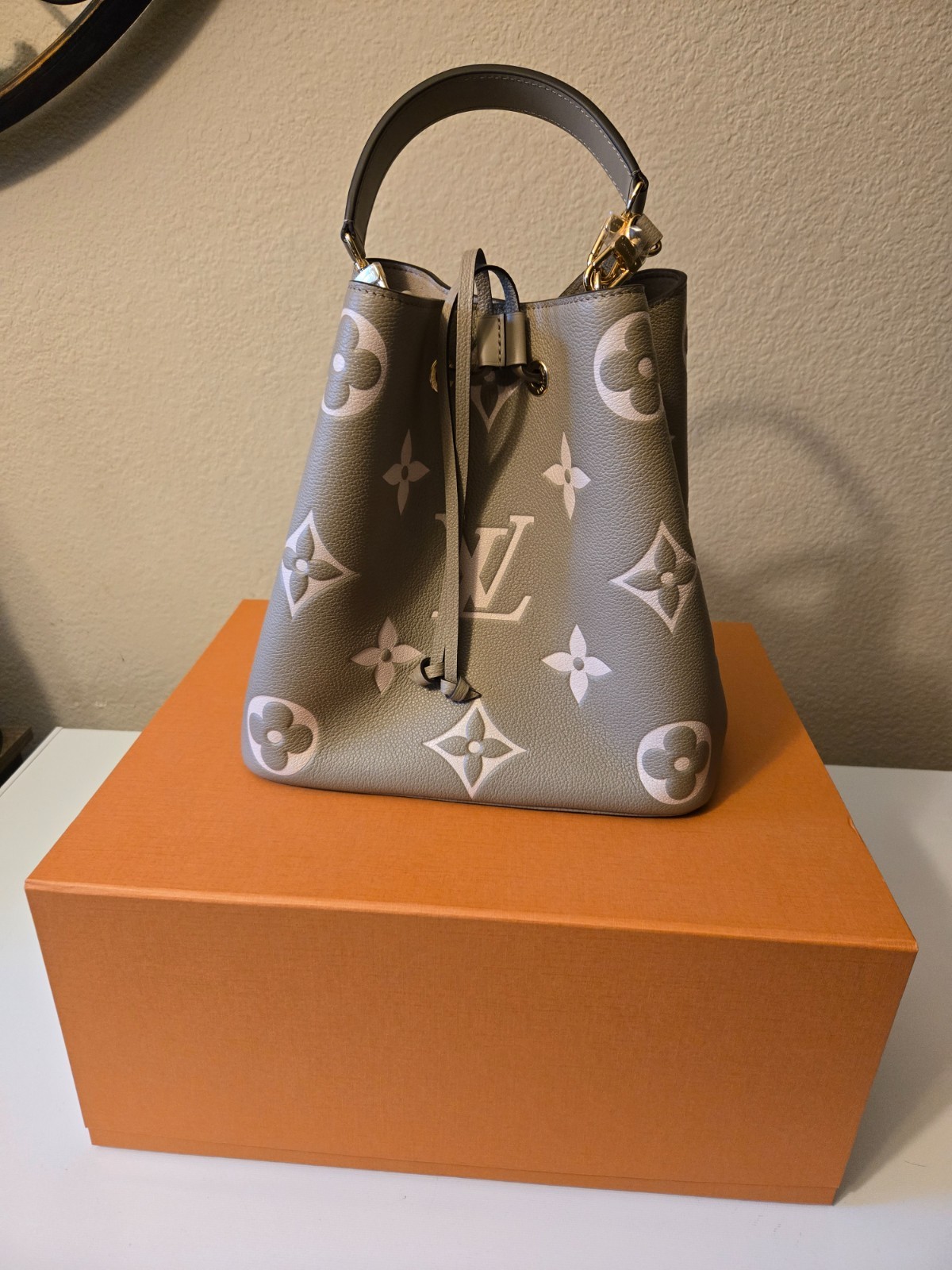 New Louis Vuitton Neo Noe MM in dove/cream color