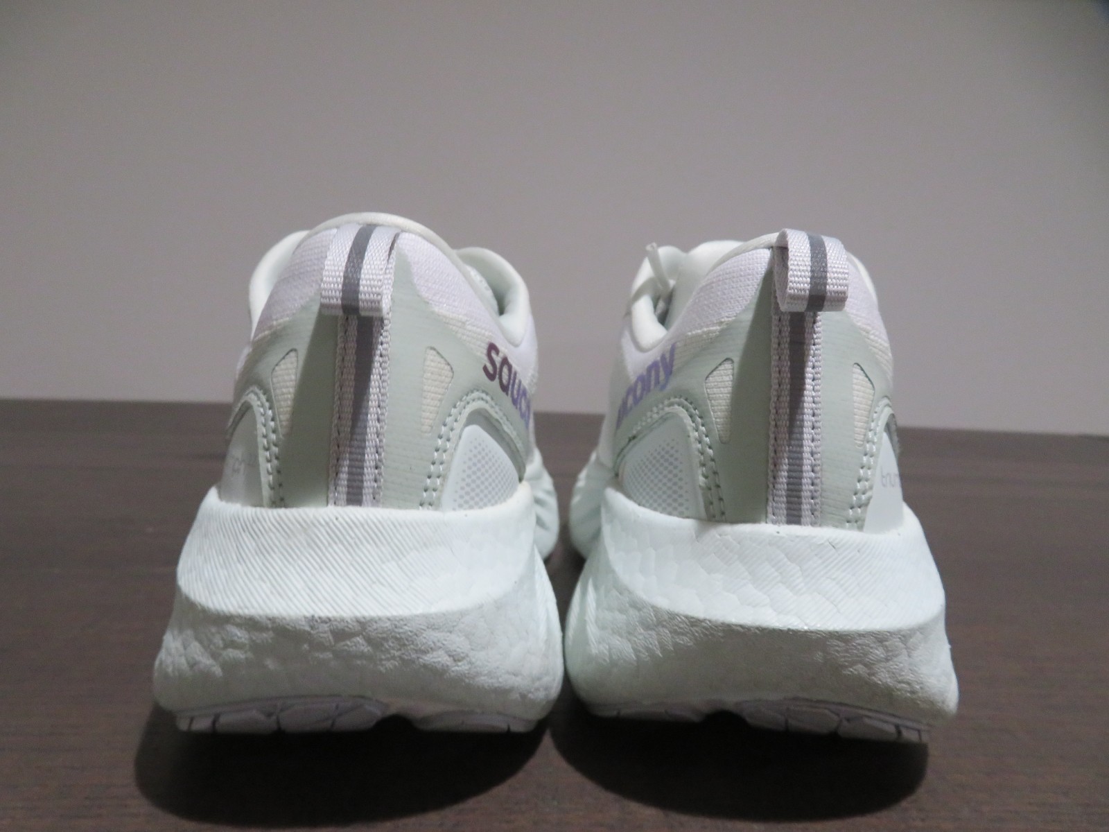Saucony Triumph 22 Womens 5 Wide Shoes White Running Walking Sneaker S10965-245