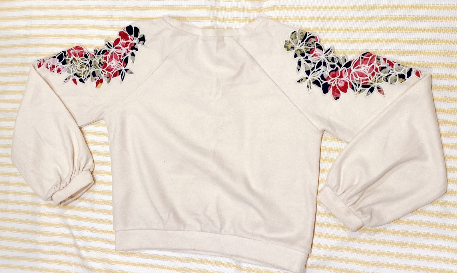 CECIL MCBEE Cream Crop Sweater Top Floral Accent Short Jumper Hime GYARU JAPAN