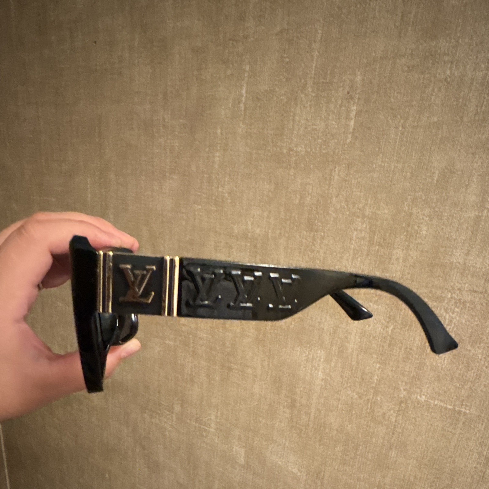 Louis Vuitton Women’s Square Sunglasses Black Plastic Frame Black Tinted