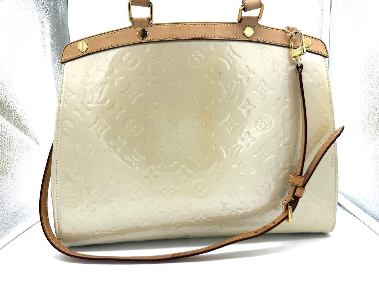 Authentic Louis Vuitton Vernis Brea GM in Blanc Corail