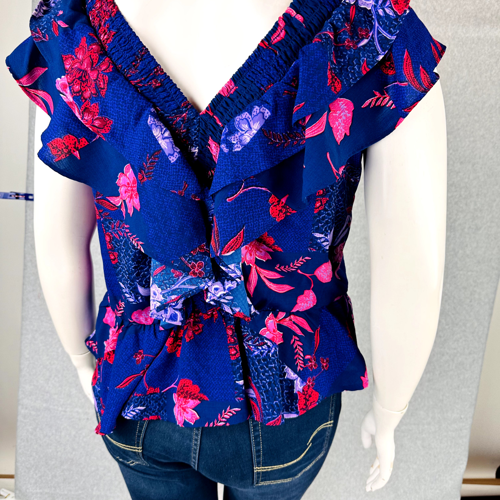 Sofia Jeans Womans Large Bouse Purple Floral Ruffle V-Neck Smocked