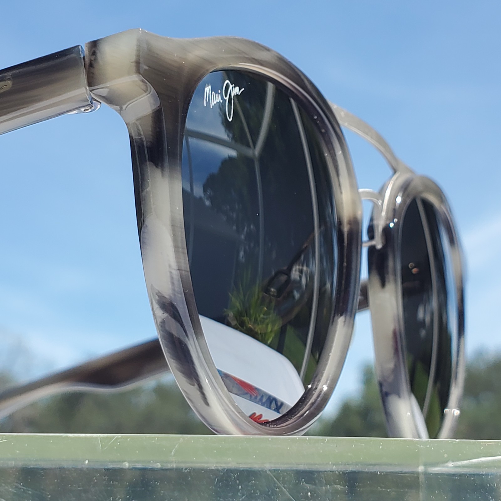 *******Maui Jim “SUNNY DAYS” 529-14E Gloss Grey Horn Frames / Grey Lenses*******