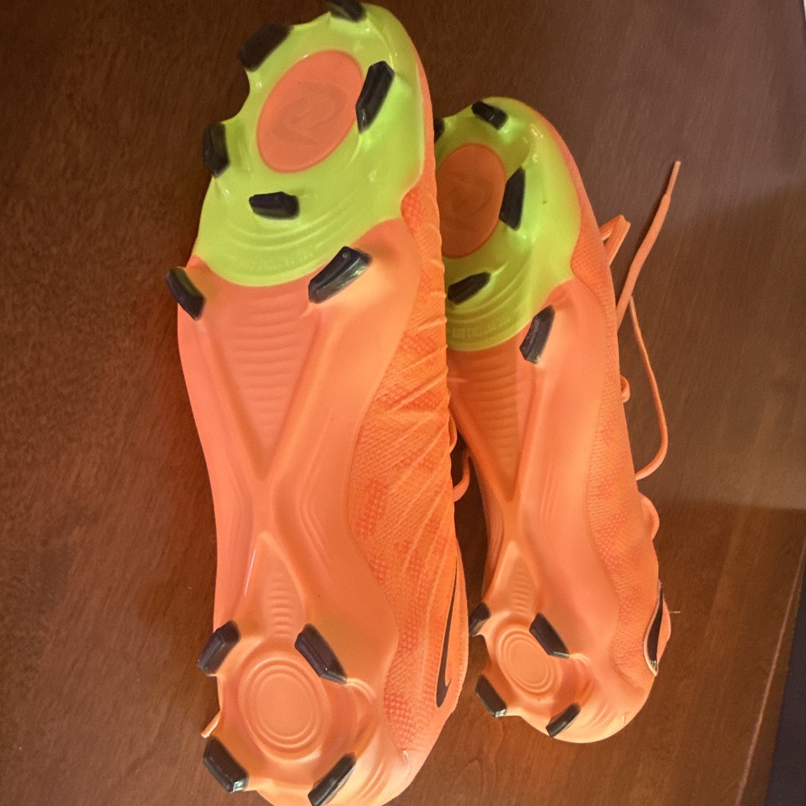 Nike Phantom Luna Men’s Mid-Top Lace-Up Orange Plastic Soccer Cleats