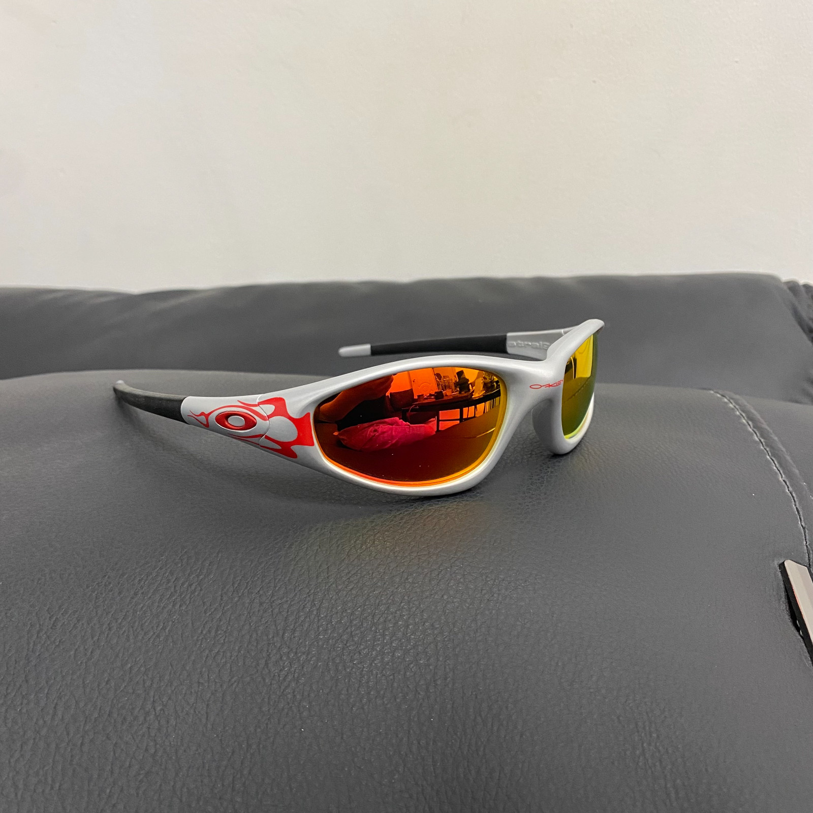 Vintage Oakley Straight Jacket 99 Muzm 9505 Sunglasses Silver Frames Red Lenses
