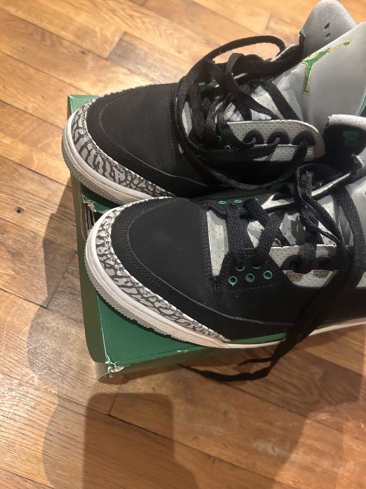 Air Jordan 3 Retro Men’s Size 10 Pine Green, CT8532-030