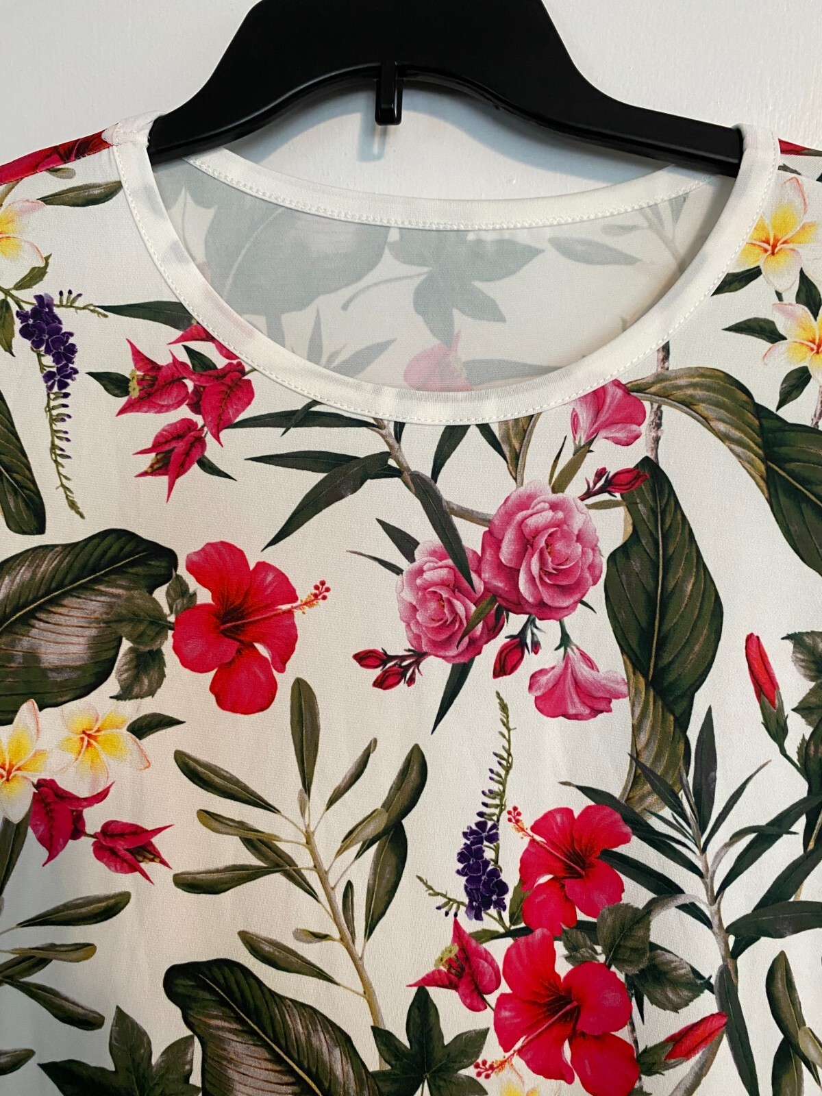 Multi-Floral Top Short Sleeves Size XXL Polyester Spandex Colorful Stretchy NWOT