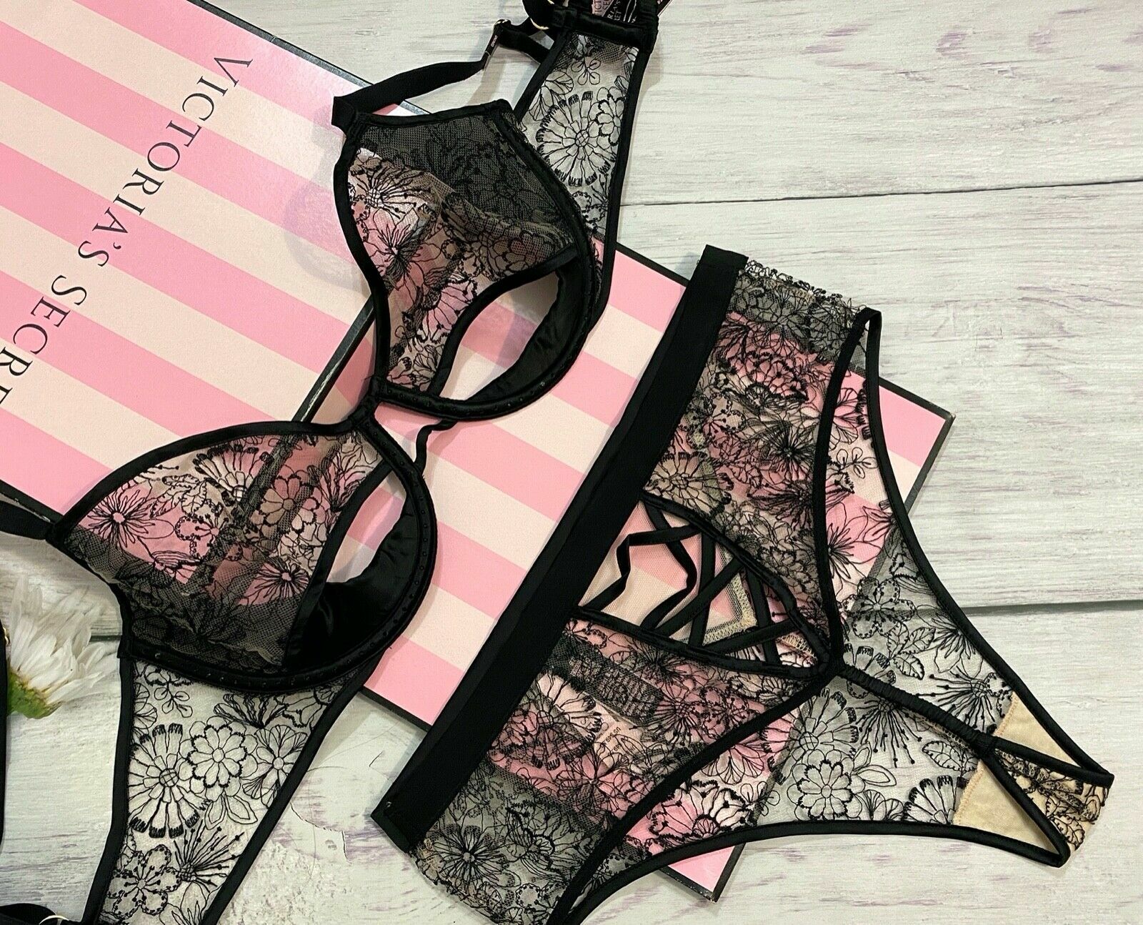 LUXE VICTORIA SECRET Floral Black Embroidered Peek A-Boo Push Up Bra Thong Set