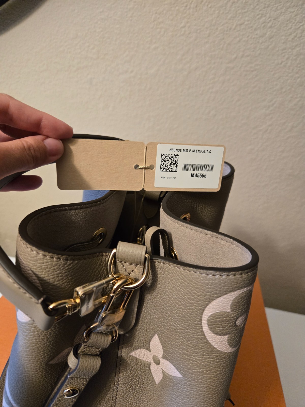 New Louis Vuitton Neo Noe MM in dove/cream color