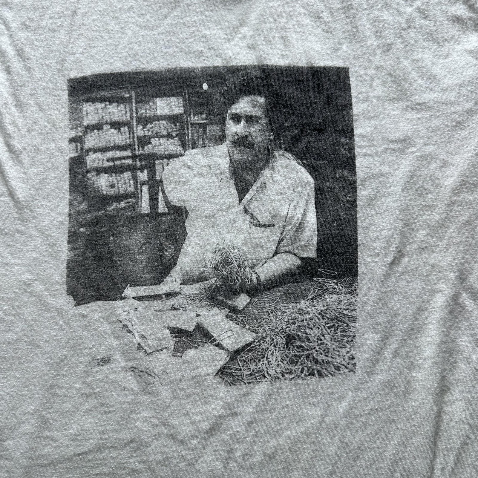 Gildan Shirt Mens Small Beige Photo Man Money Graphic Tee Gun Back Double Sided