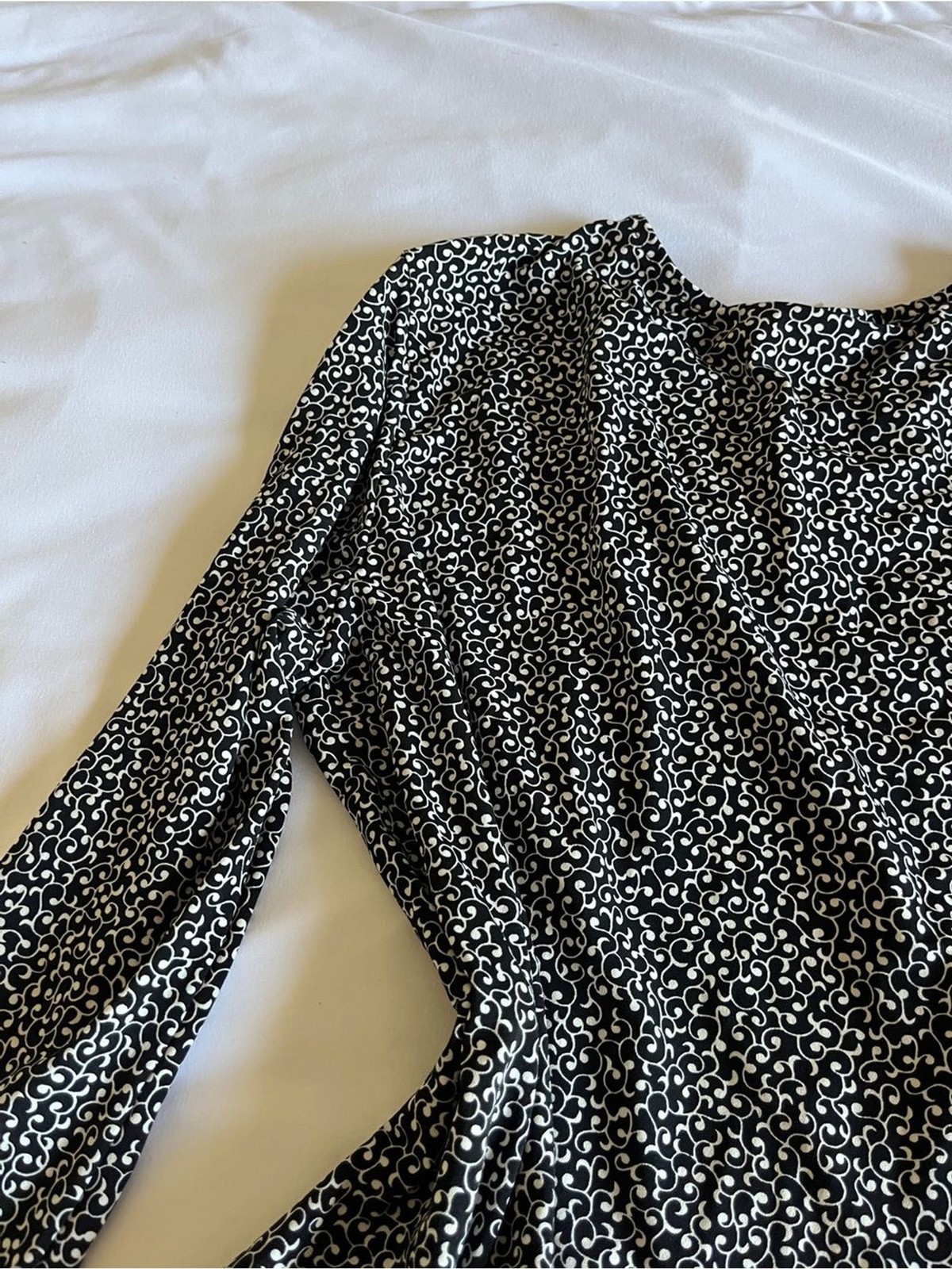 Sag Harbor Black & White Swirl Printed Long Sleeve Blouse Keyhole Size Medium