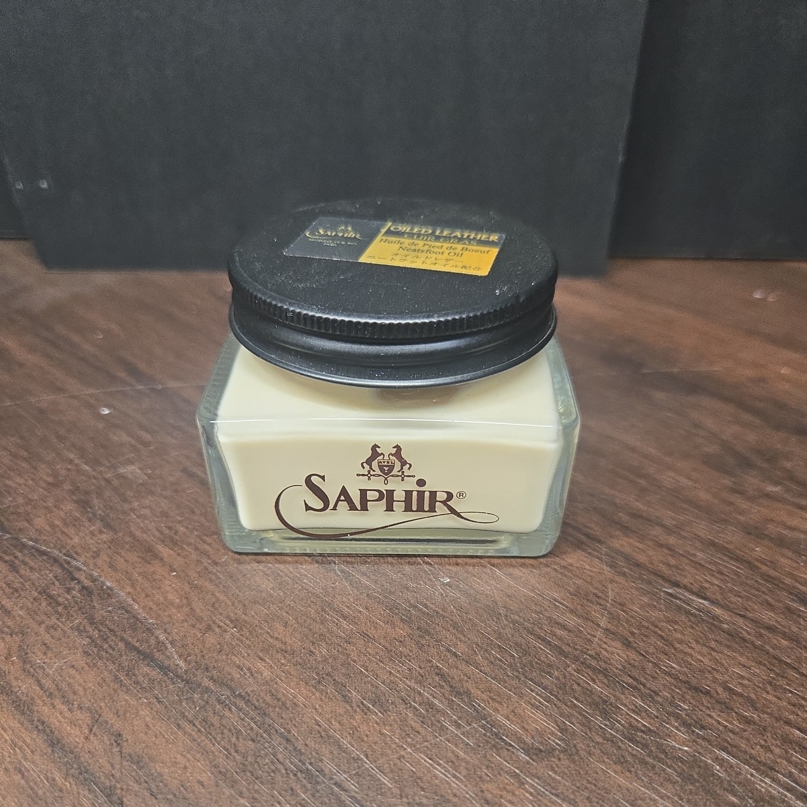 Oiled Leather Cream with Neatsfoot Oil for Nourishment and Water Repellence