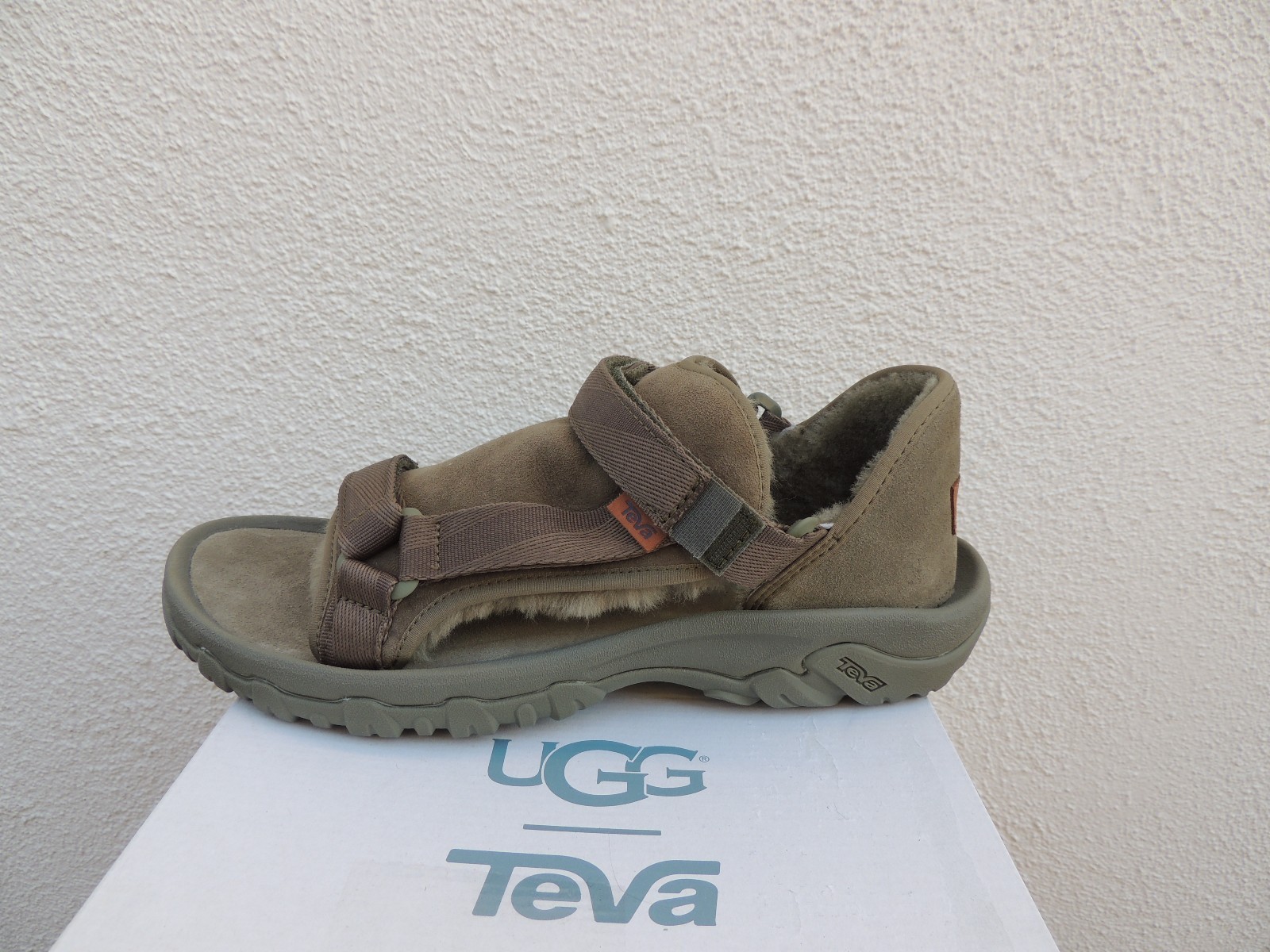 TEVA/ UGG COLLAB OLIVE SHEEPSKIN STRAPPY SANDALS, UNISEX US MEN 4/ WOMEN 6 ~ NIB