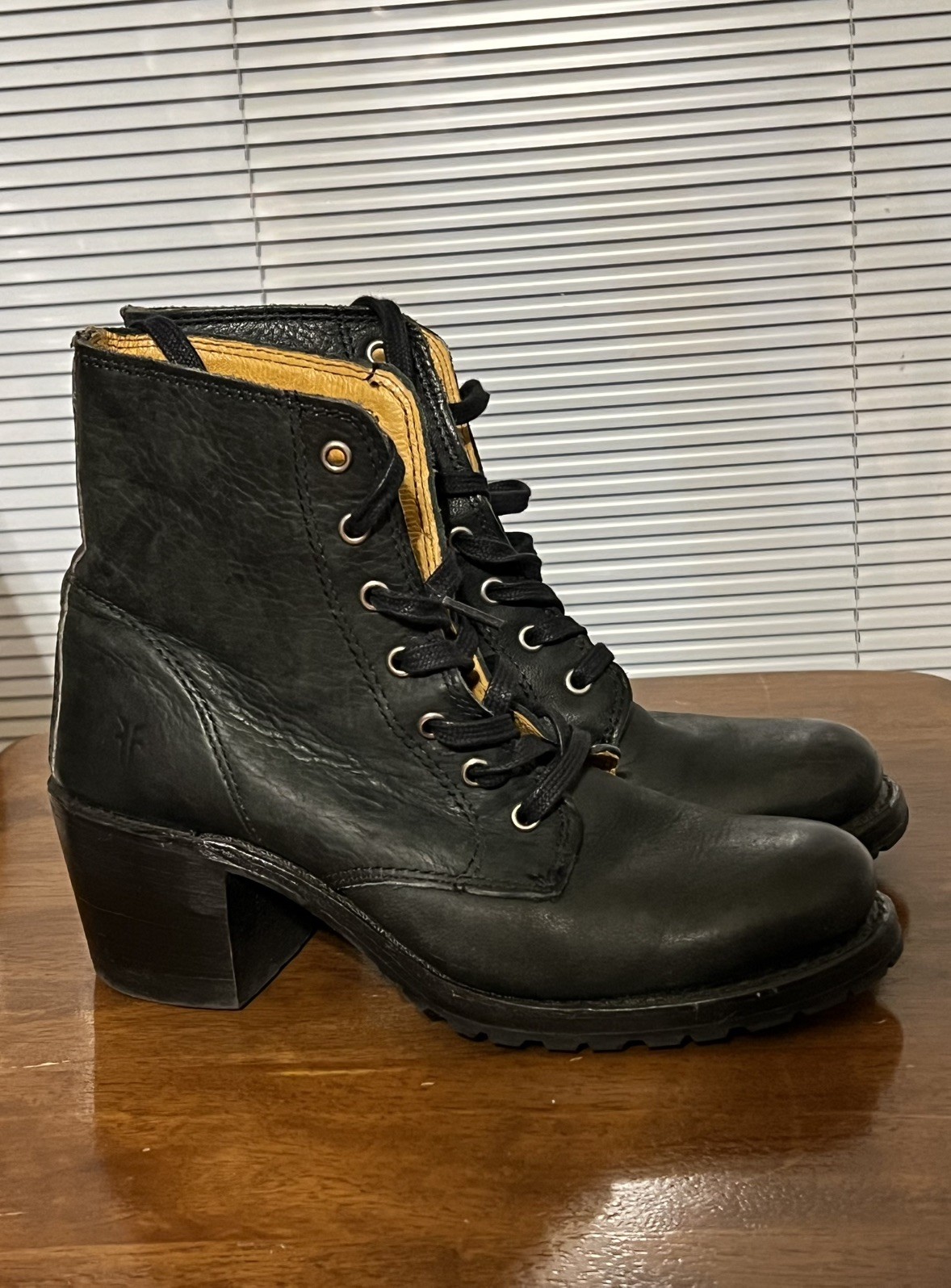 Frye Sabrina Black Leather Lace Up Ankle Boots Vibram Sole Size 7