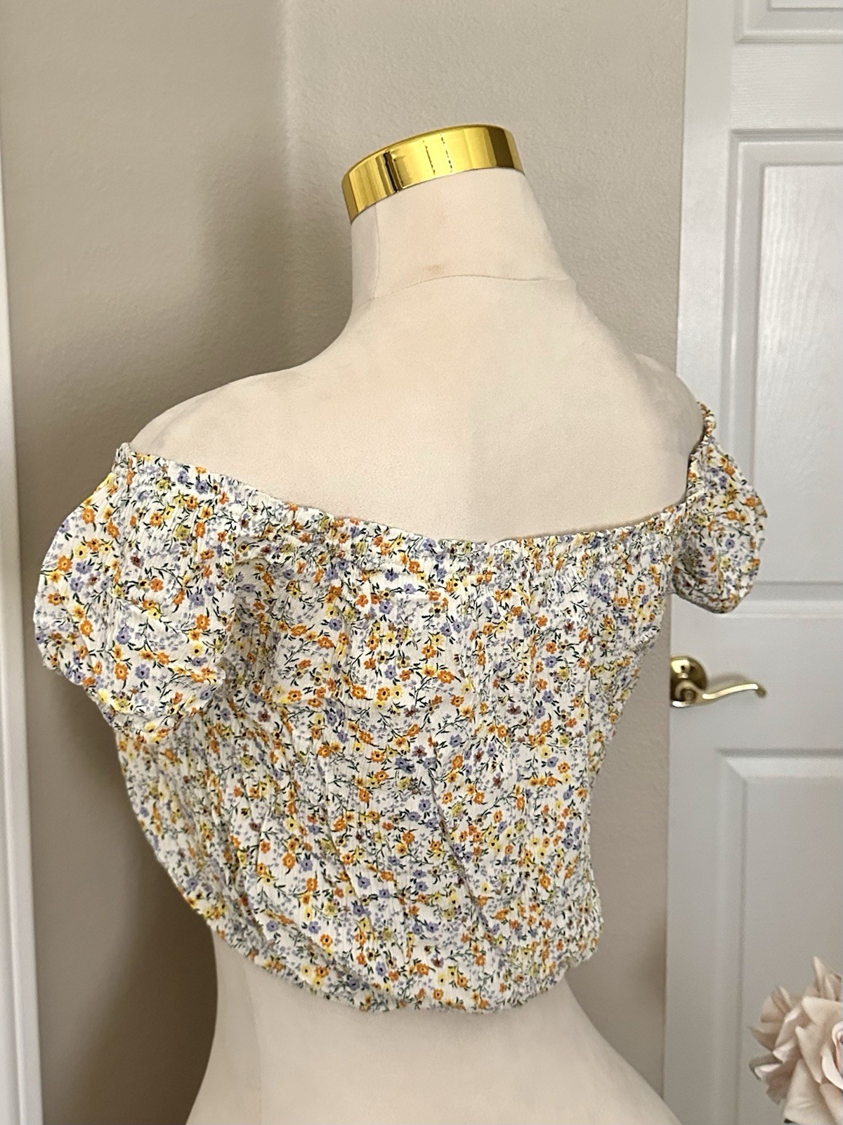 White Yellow Floral Crop Top w Off the Shoulder Cap Sleeves Sz S