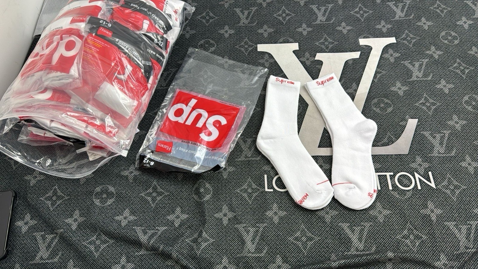 Supreme Hanes Crew Socks 4 Pack White Size 6-12 Brand New Free Shipping