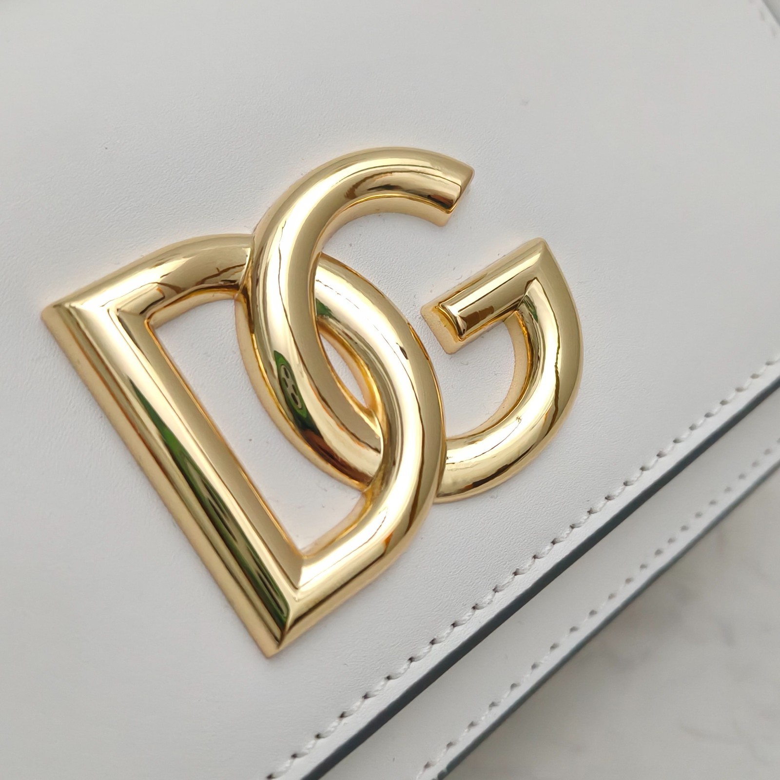𝑫𝒐𝒍𝒄𝒆 & 𝑮𝒂𝒃𝒃𝒂𝒏𝒂 DG Leather Top Handle Chain Bag