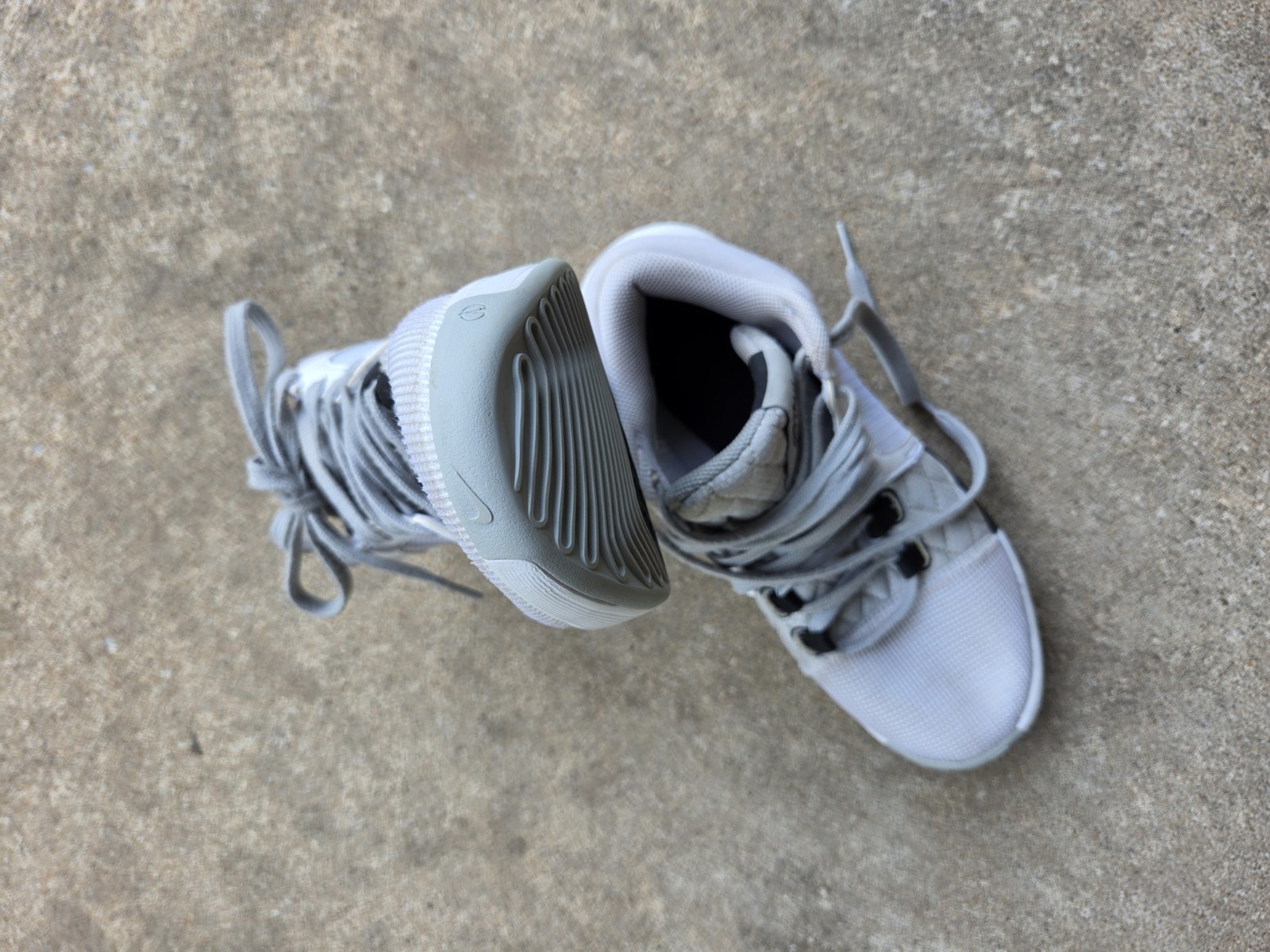 Nike LeBron Witness 8 Men’s Mid Top Basketball Sneakers Mesh FB2239-100