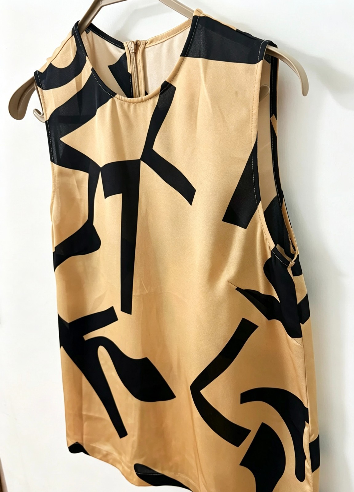 Women’s Geometric Print Sleeveless Top Beige Black Abstract Pattern Blouse
