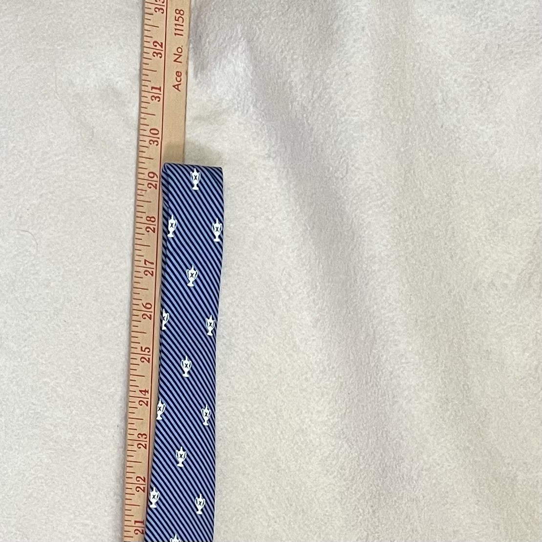 Vineyard Vines Blue/White Striped Golf Trophy Logo Silk Woven Men’s Tie 3.35”