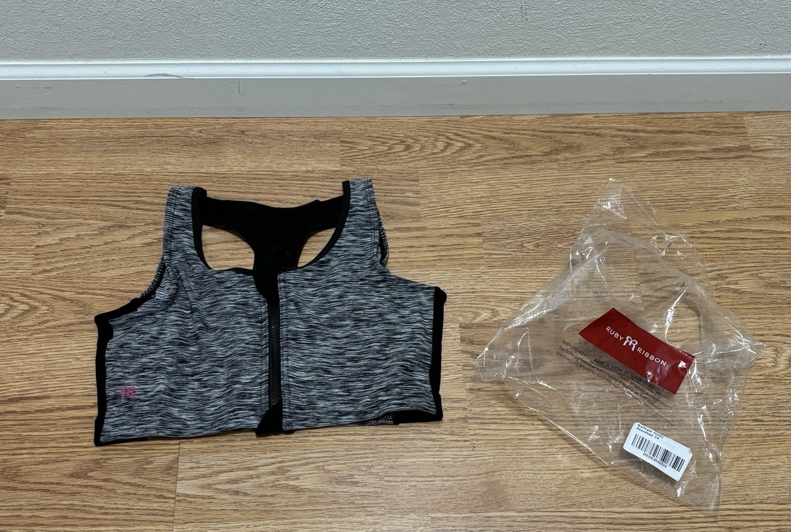 Brand New Ruby Ribbon Zip up Front Sports Bra Demiette Size 34 Gray & Black