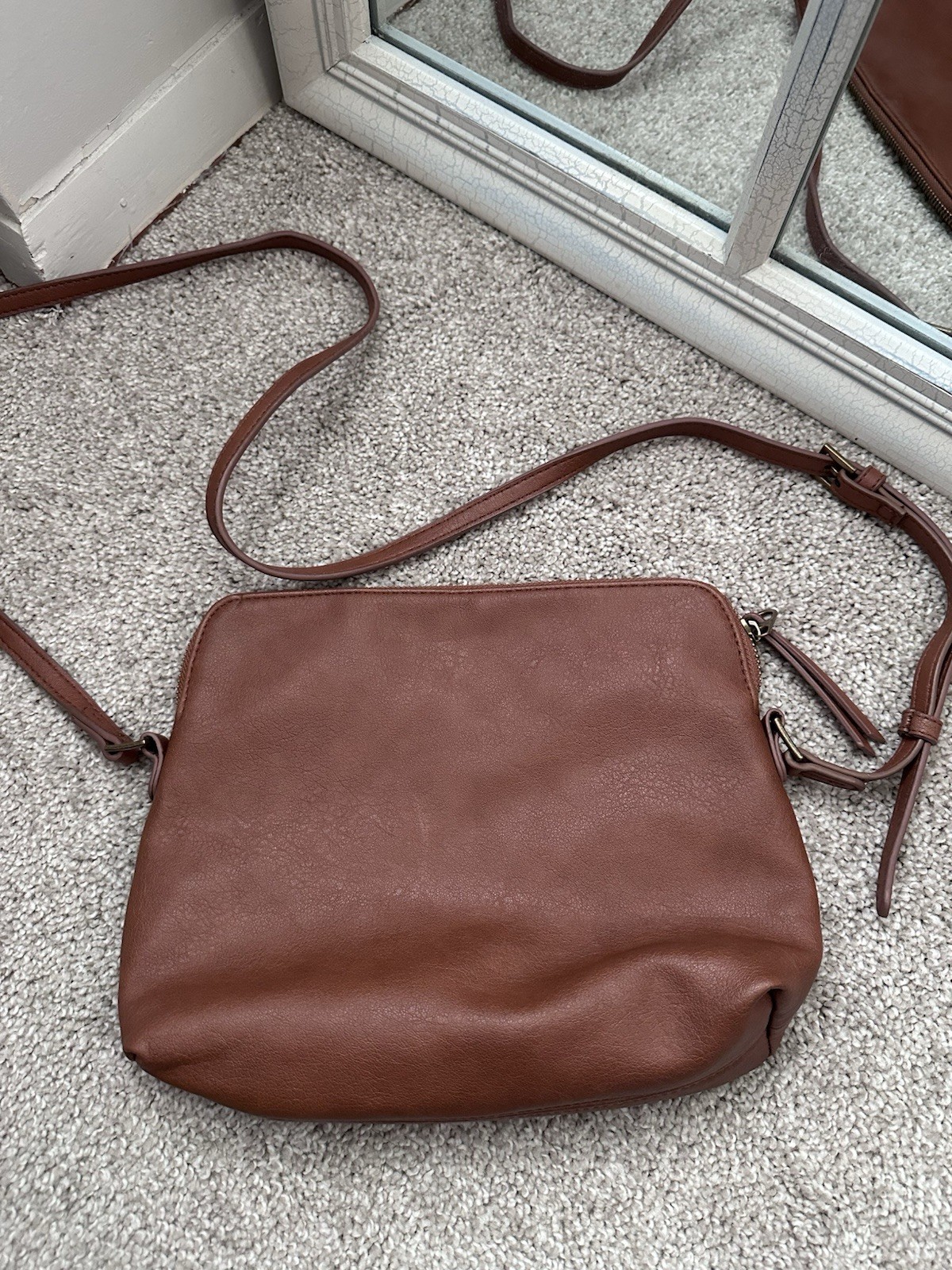 Universal Thread Brown Crossbody Bag Zip Closure Adjustable Strap Pockets Gold