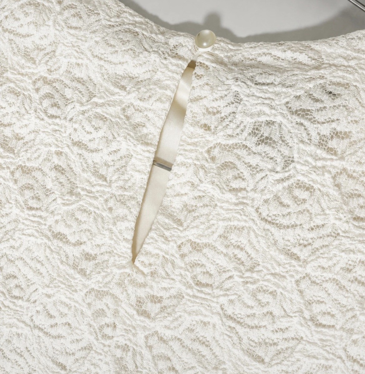 B.WEAR Women’s M Ivory Floral Lace Round Neck Keyhole Ruched Button Top SL