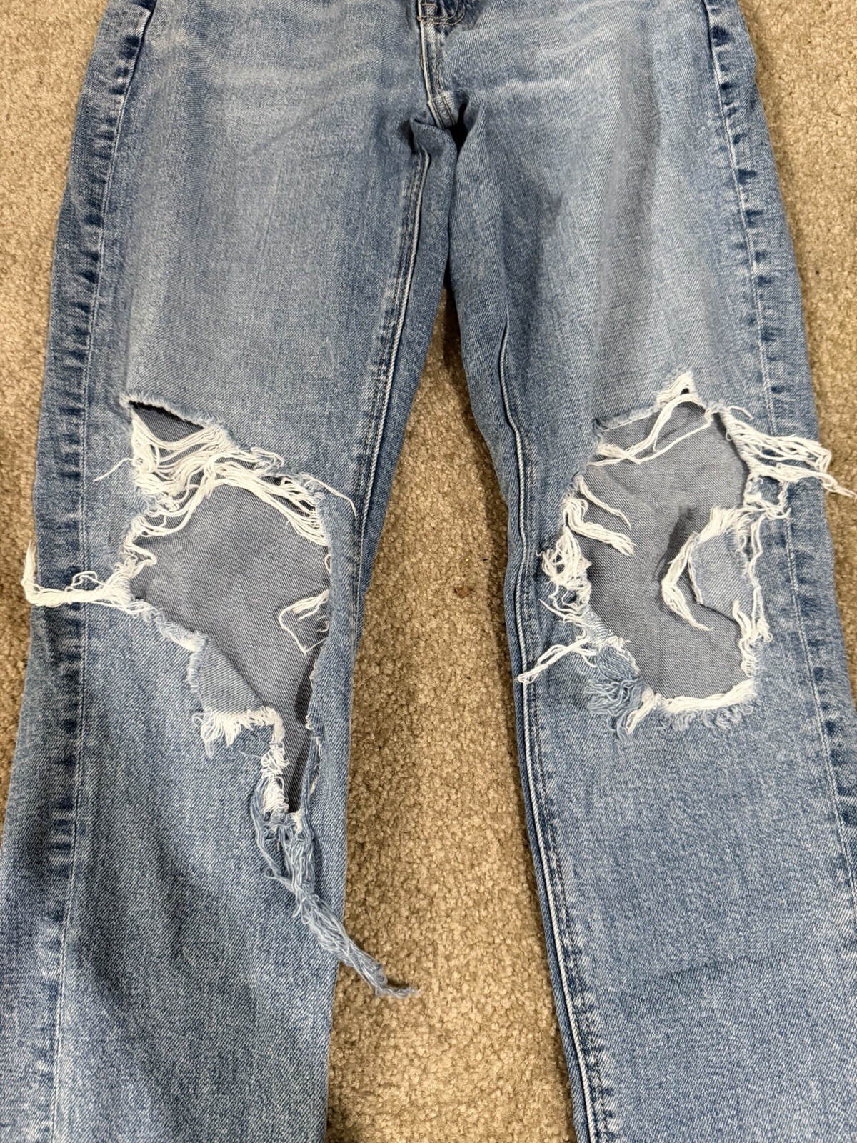 Womens American Eagle Strigid Ripped Knee Light Wash Mom Jeans Size 00R
